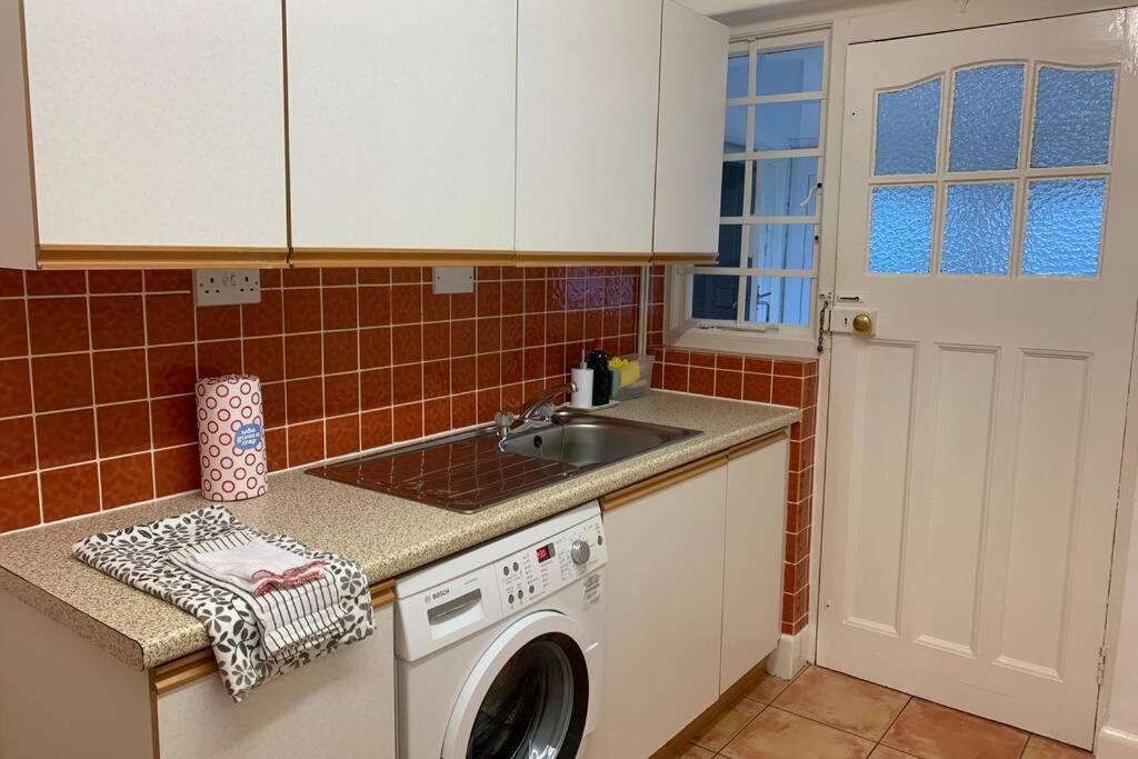 Hectors House Comfortable 4 Bed House In Mature Gardens يلفيرتون المظهر الخارجي الصورة